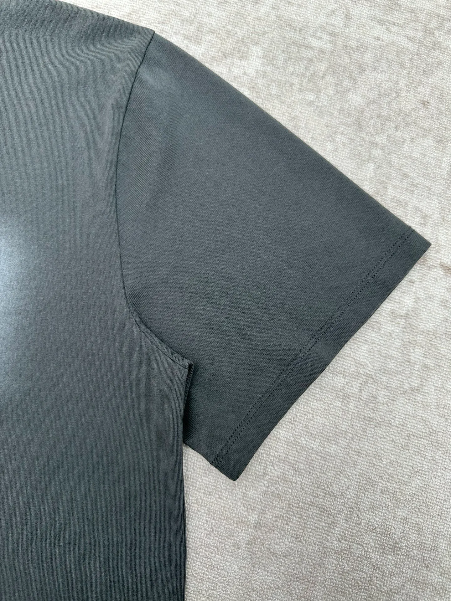 25ss New Arrival T Black T 。 ， 。 ， 。 Sizes:S.M.L.